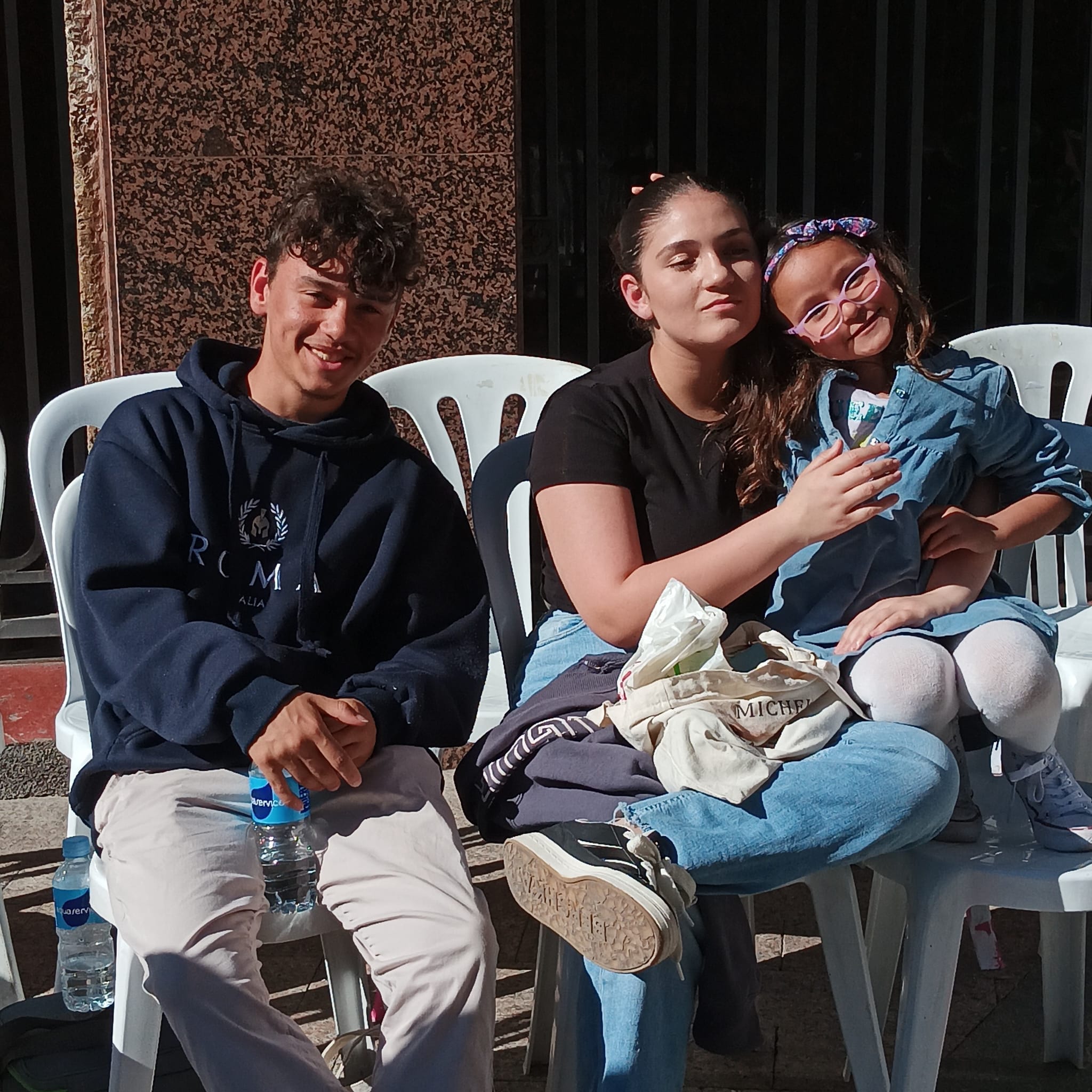 Alejandro con su hermana y su hermana pequeña