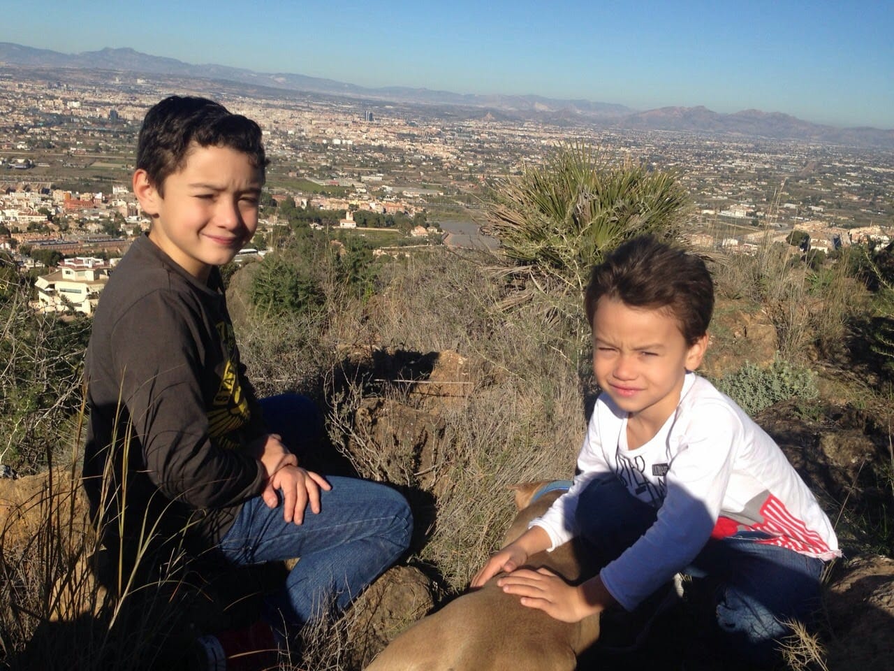 Alejandro y su hermano de niños, sobre Murcia